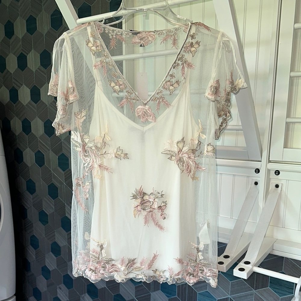 White House Black Market Floral Embroidered Blouse Sz Medium NWT